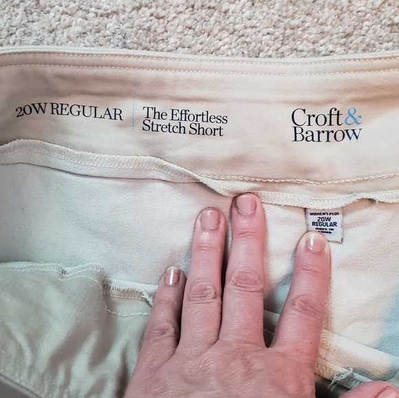 Women's Croft & Barrow 20W Khaki Shorts - Picture 2 of 6